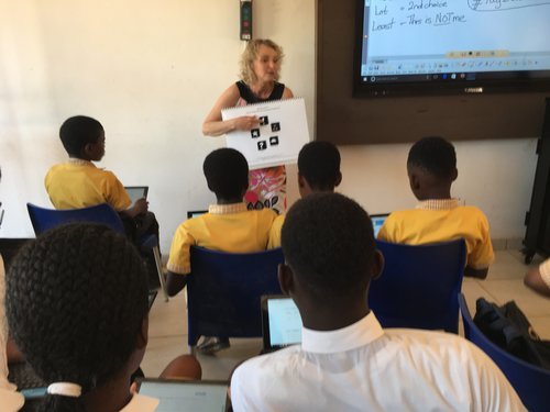 A Kutitiva facilitator presenting to Grade 8 learners working on tablets